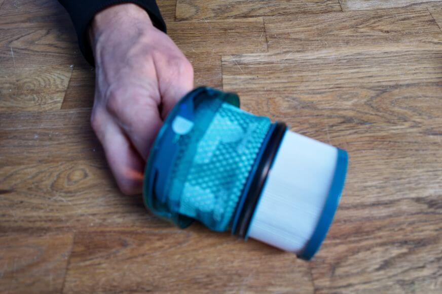 Der HEPA-Filter des Dyson V16 Piston Animal Subamrine liegt im Test auf dem Tisch.